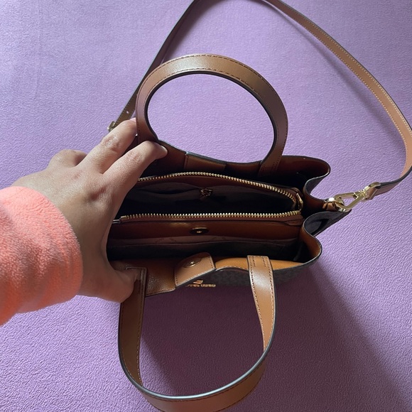 Brand New Michael Kors Emilia Small Logo Satchel - Picture 3 of 7